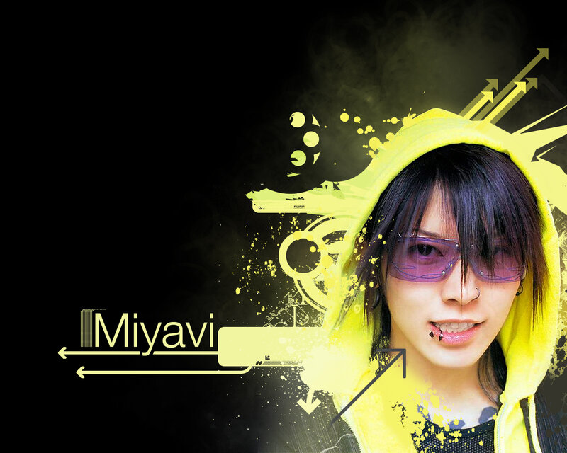 Miyavi with yellow hoodie