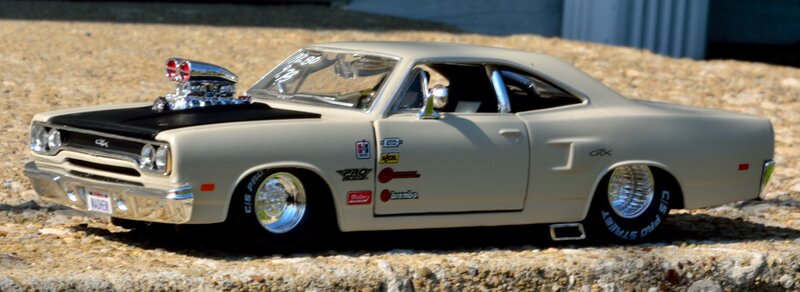 Model Car on Gravel — Beige, Static