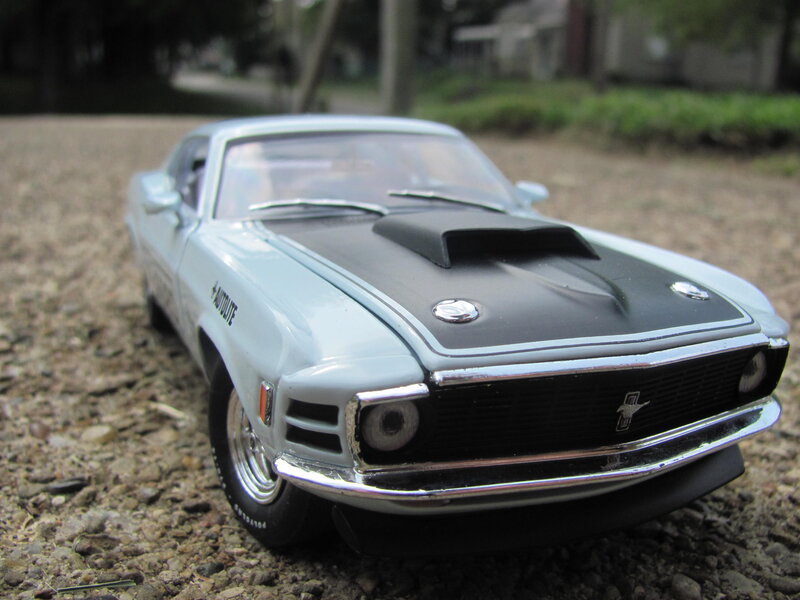 Model Car on Gravel — White, Calm