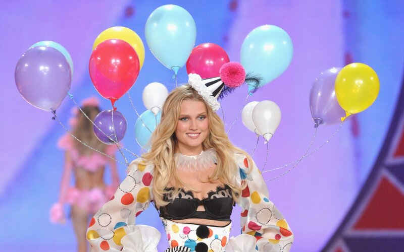 Model with balloons on runway