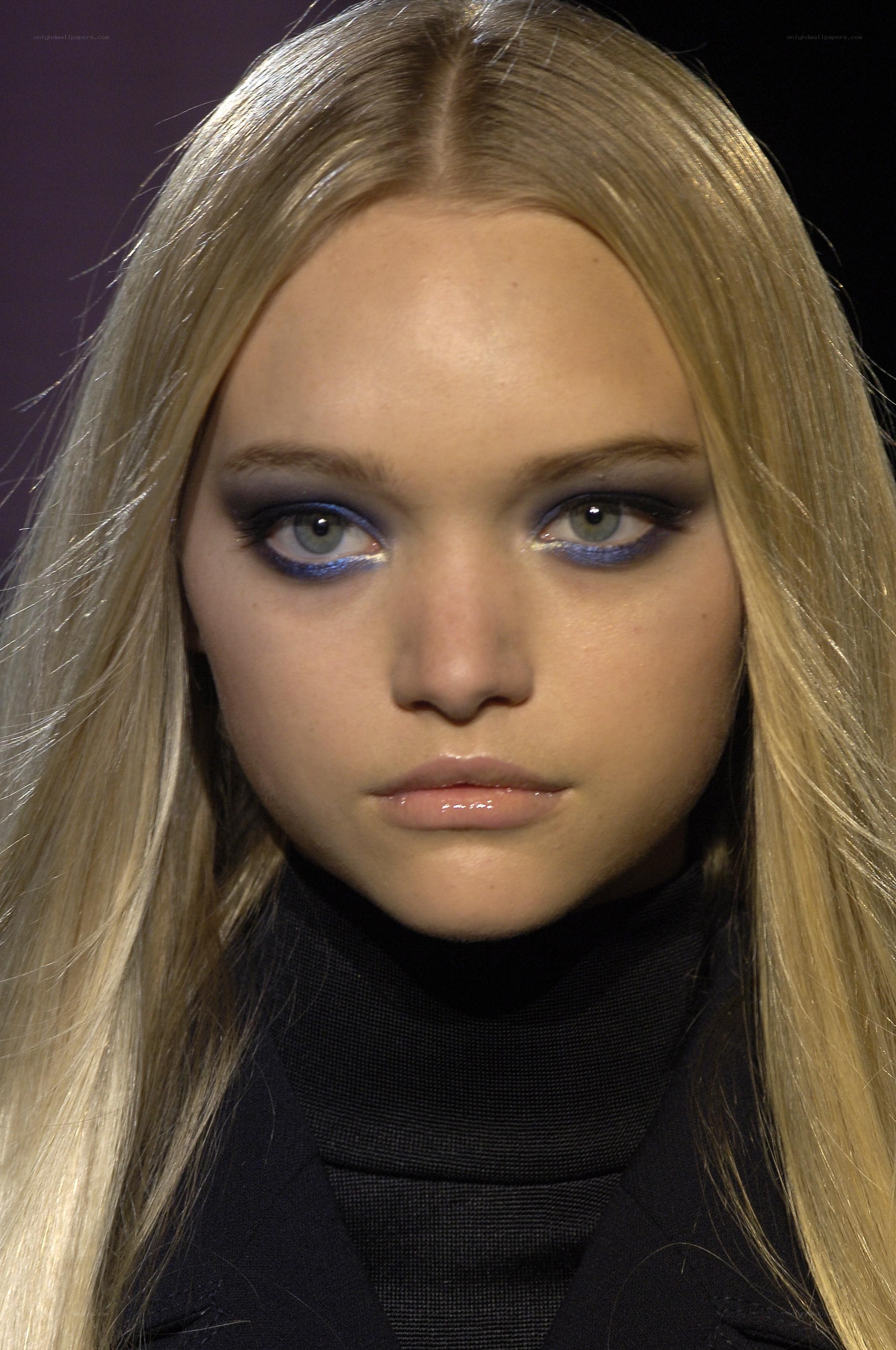 model with blue eye makeup