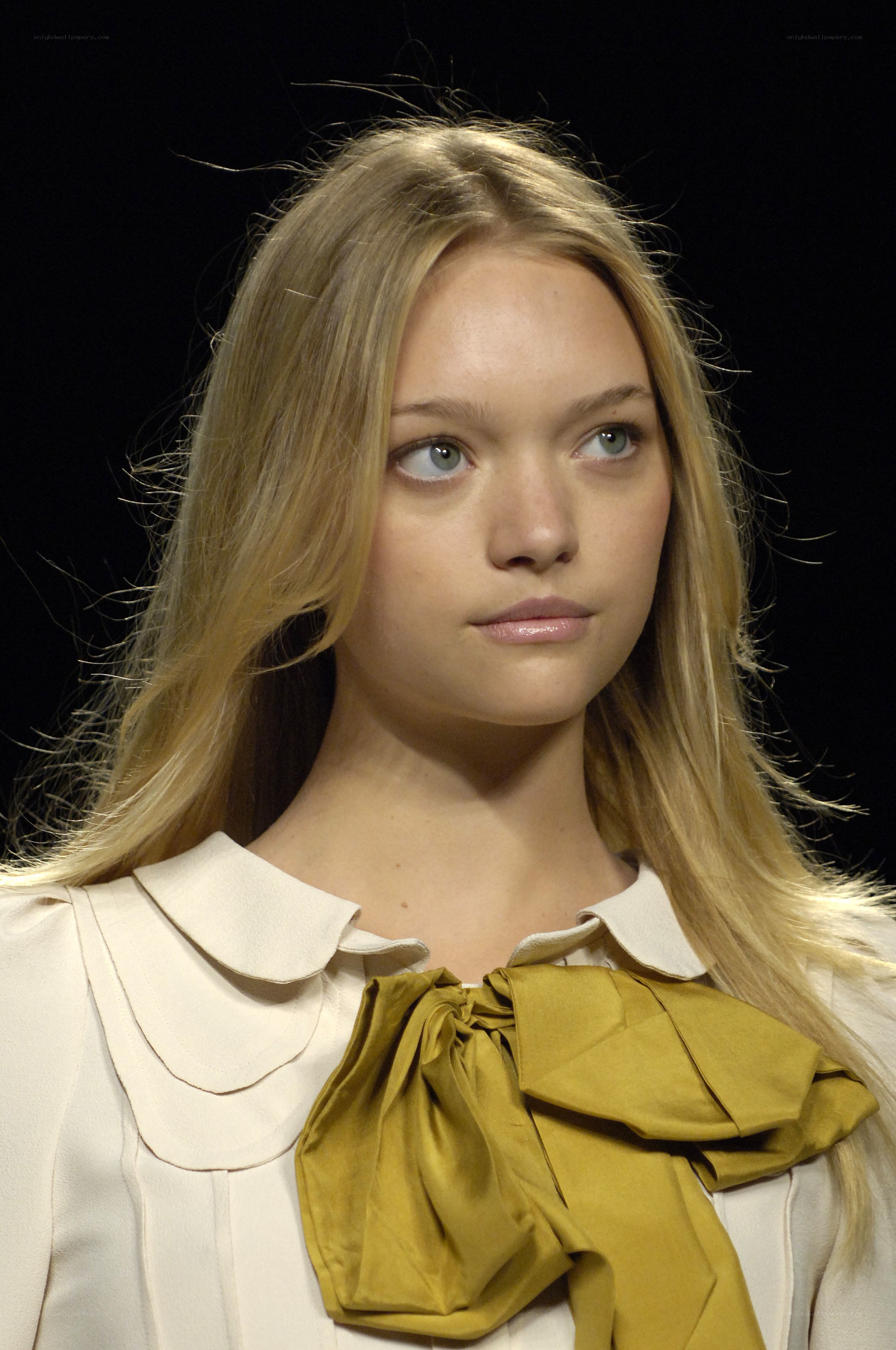 model with yellow bow