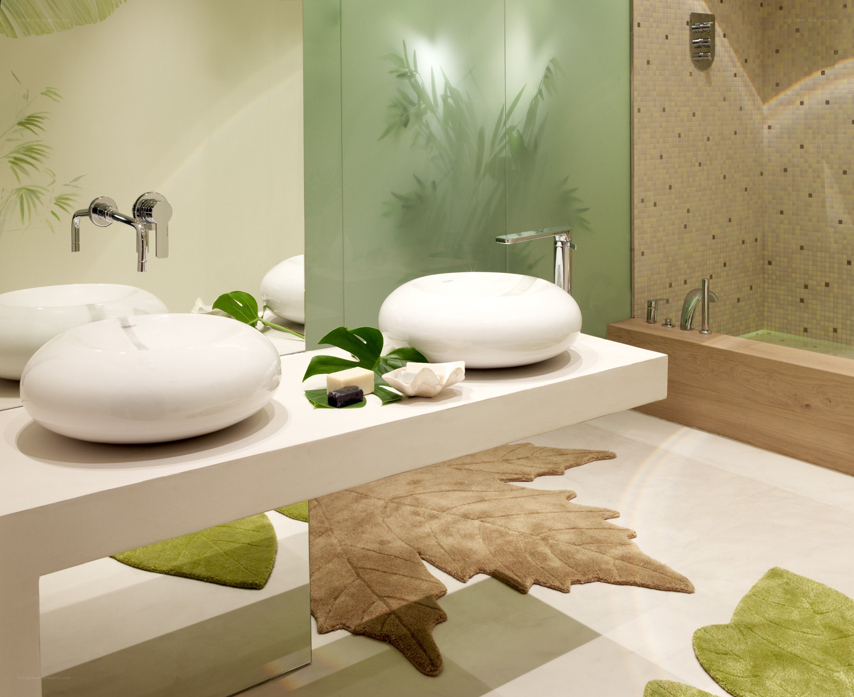 Modern bathroom with leaf rugs