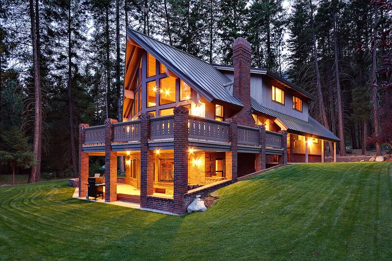 Modern Cabin in Forest — Green