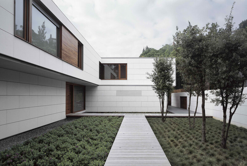 Modern House Courtyard — White