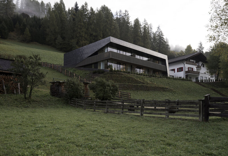 Modern House on Hillside — Green, Serene, Morning