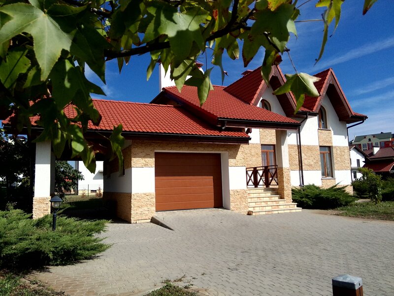 Modern House with Garage — Red