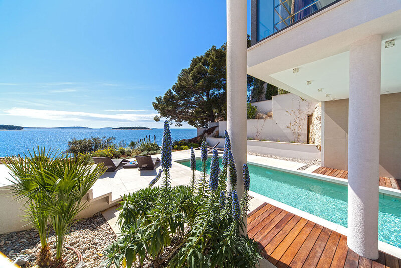 Modern Villa with Pool — Blue