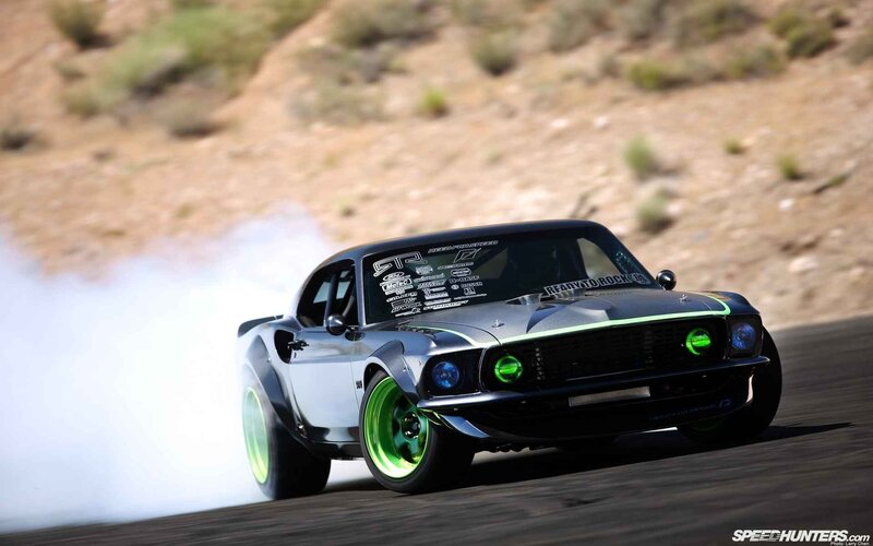 Modified Muscle Car Drifting