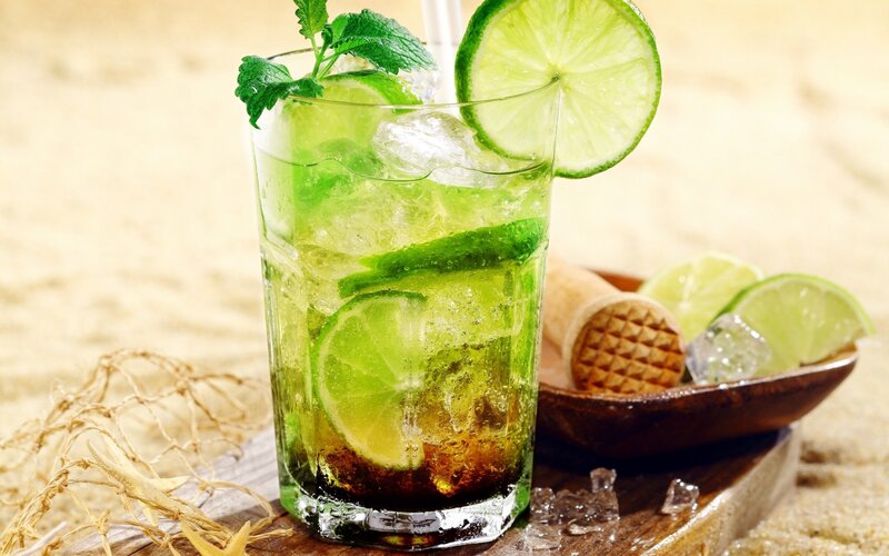 Mojito Cocktail in Glass — Green, Refreshing, Afternoon