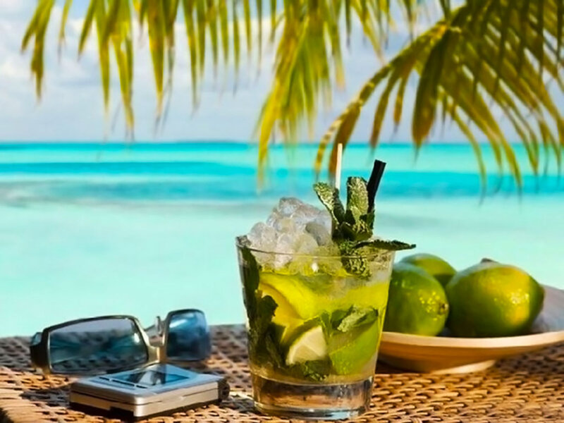 Mojito Cocktail on Beach — Green, Relaxed, Afternoon