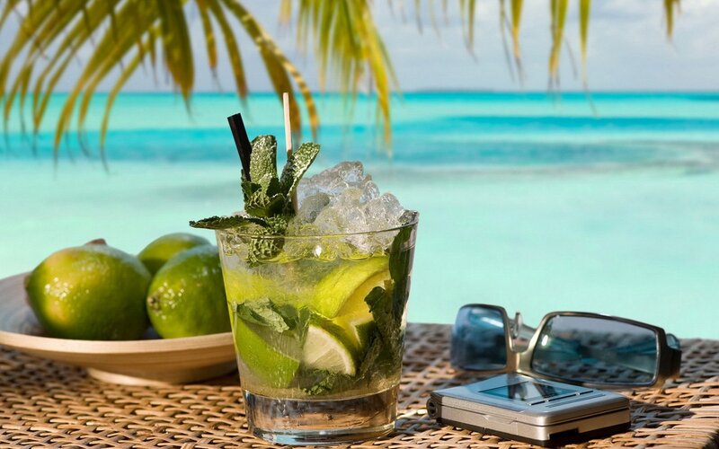 Mojito Cocktail on Beach — Green, Relaxed