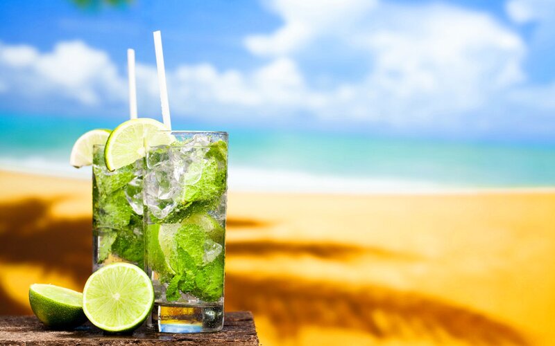 Mojito Drinks on Beach — Blue, Relaxed