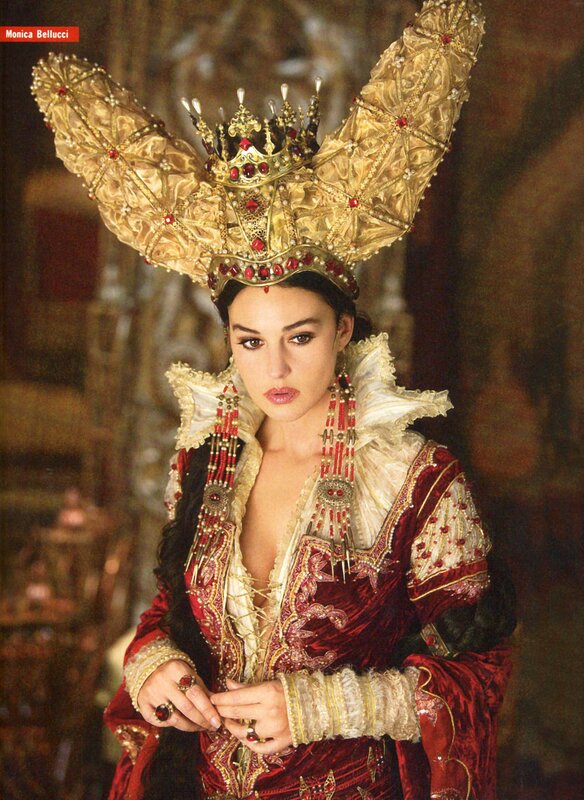 Monica Bellucci in costume