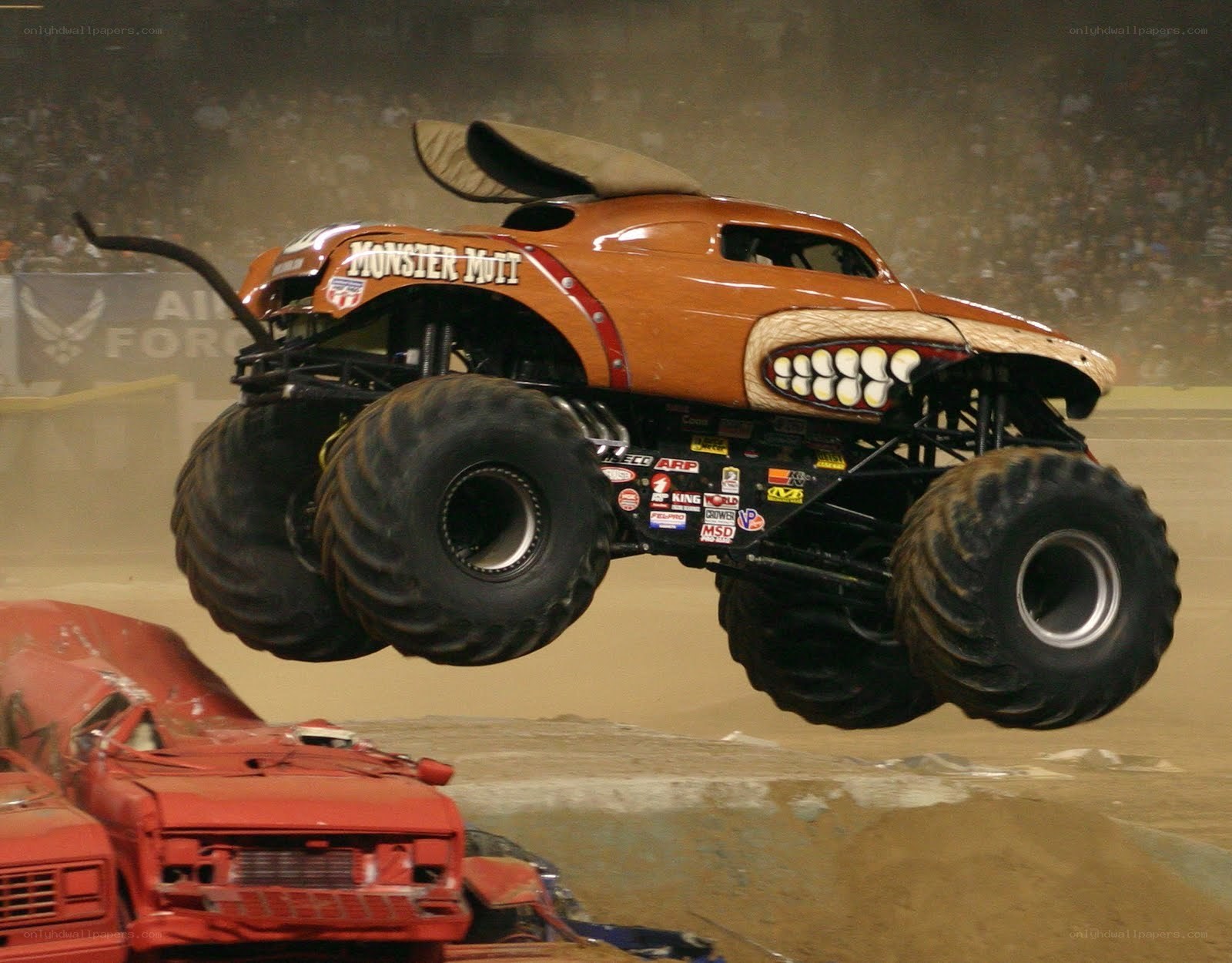 Monster Mutt monster truck in action