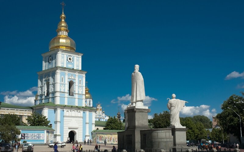 Monument and church in Kyiv