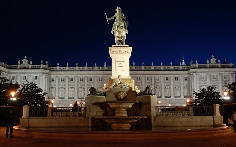 Monument at Royal Palace at night