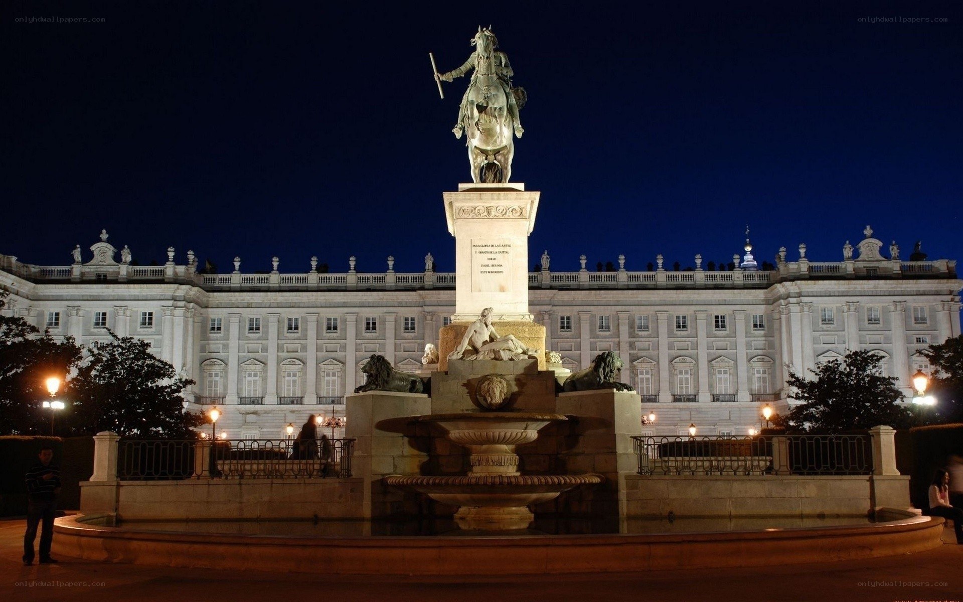 Monument at Royal Palace at night