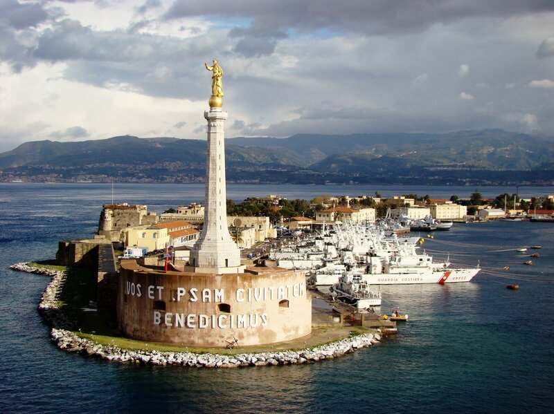 Monument in Naples harbor