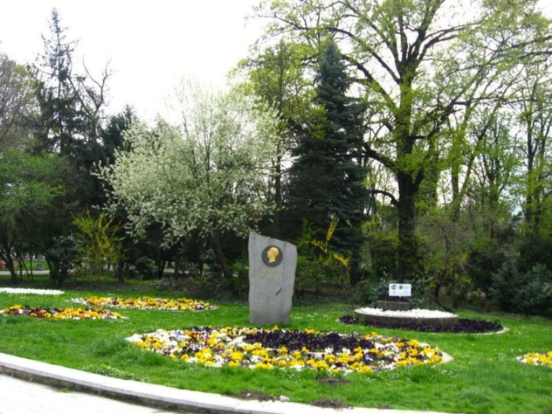 Monument in Park — Green, Serene