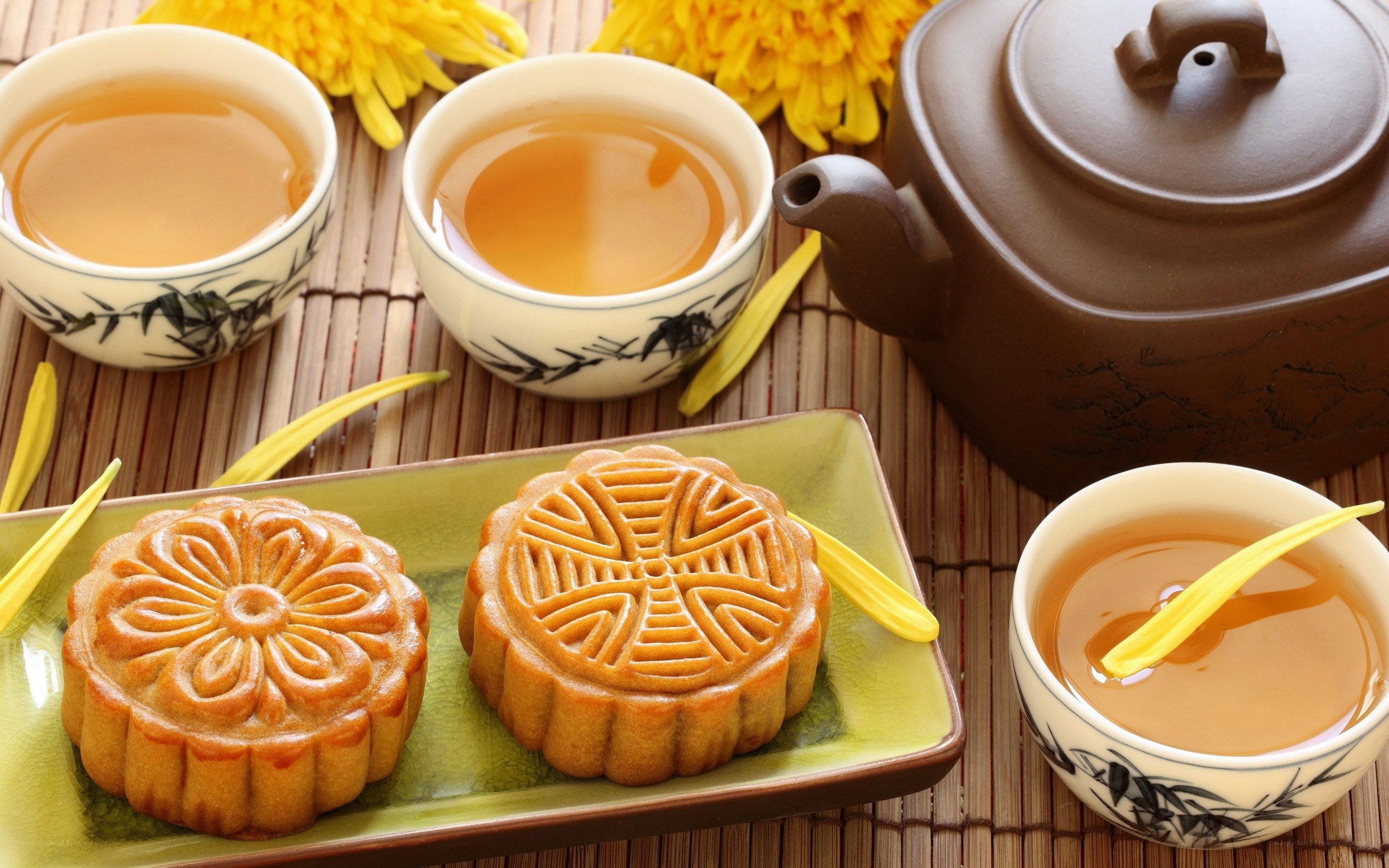 Mooncakes and tea arrangement