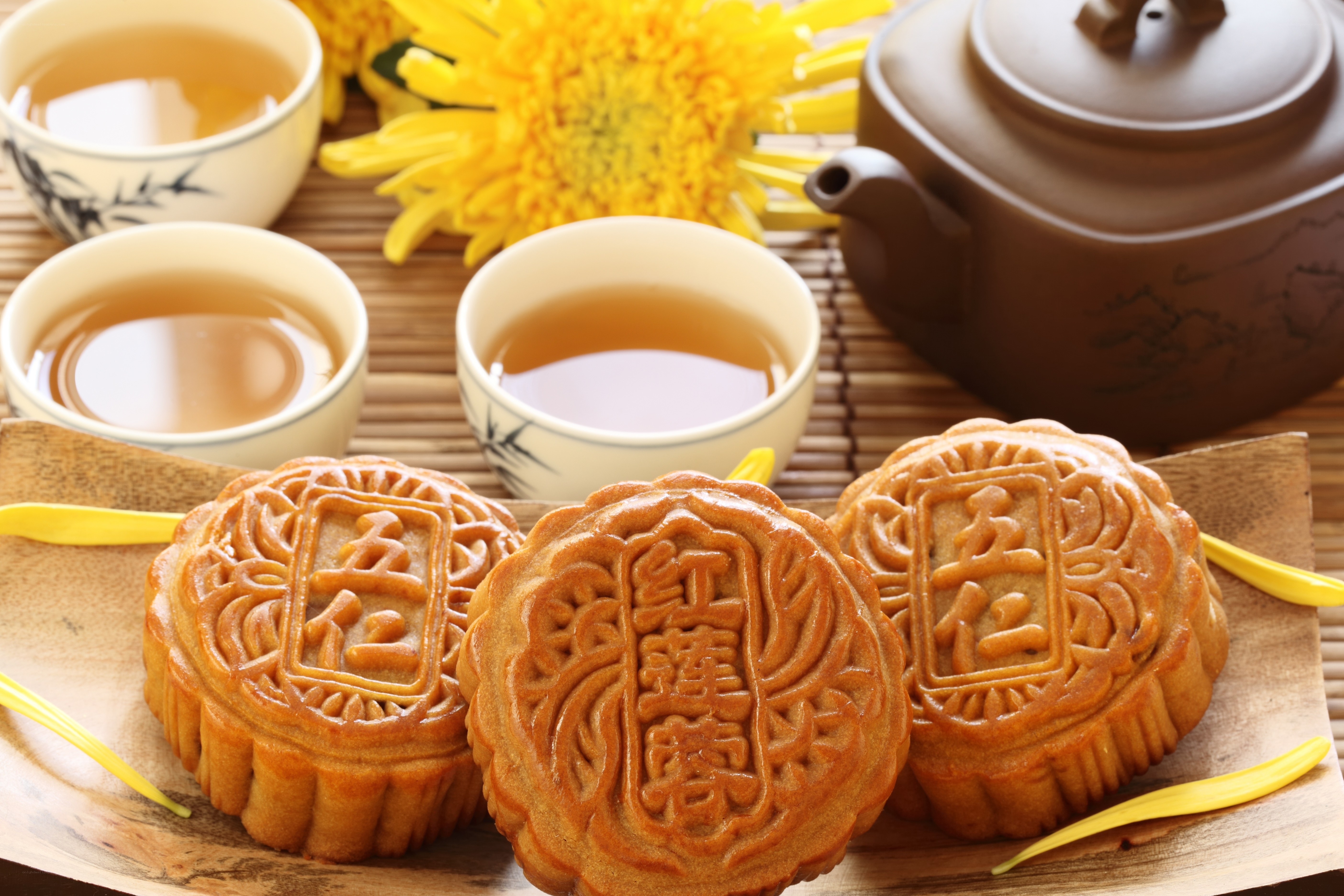 Mooncakes and tea with chrysanthemum