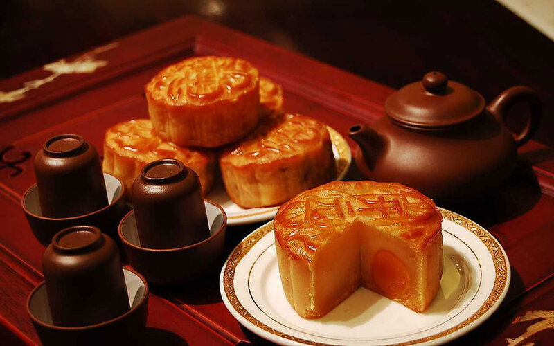 Mooncakes on Tray — Brown