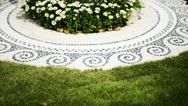 Mosaic garden with daisies