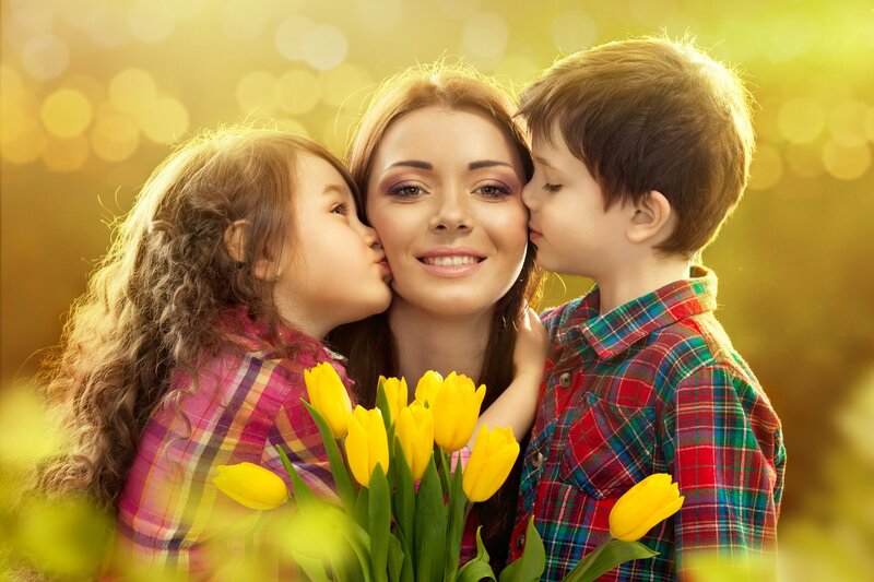Mother with Two Children — Yellow