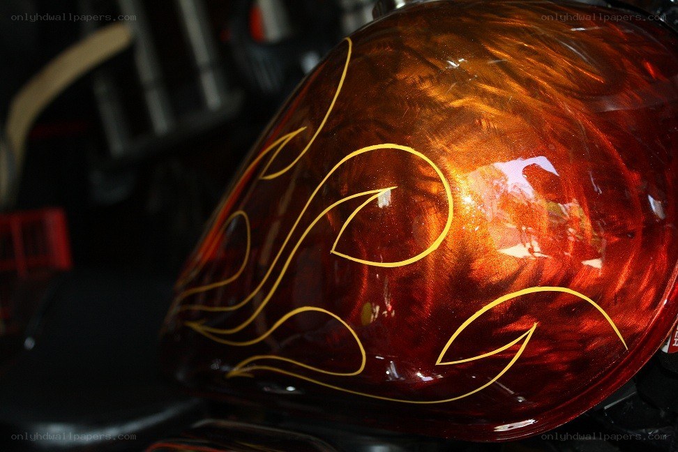 Motorcycle fuel tank with flame design