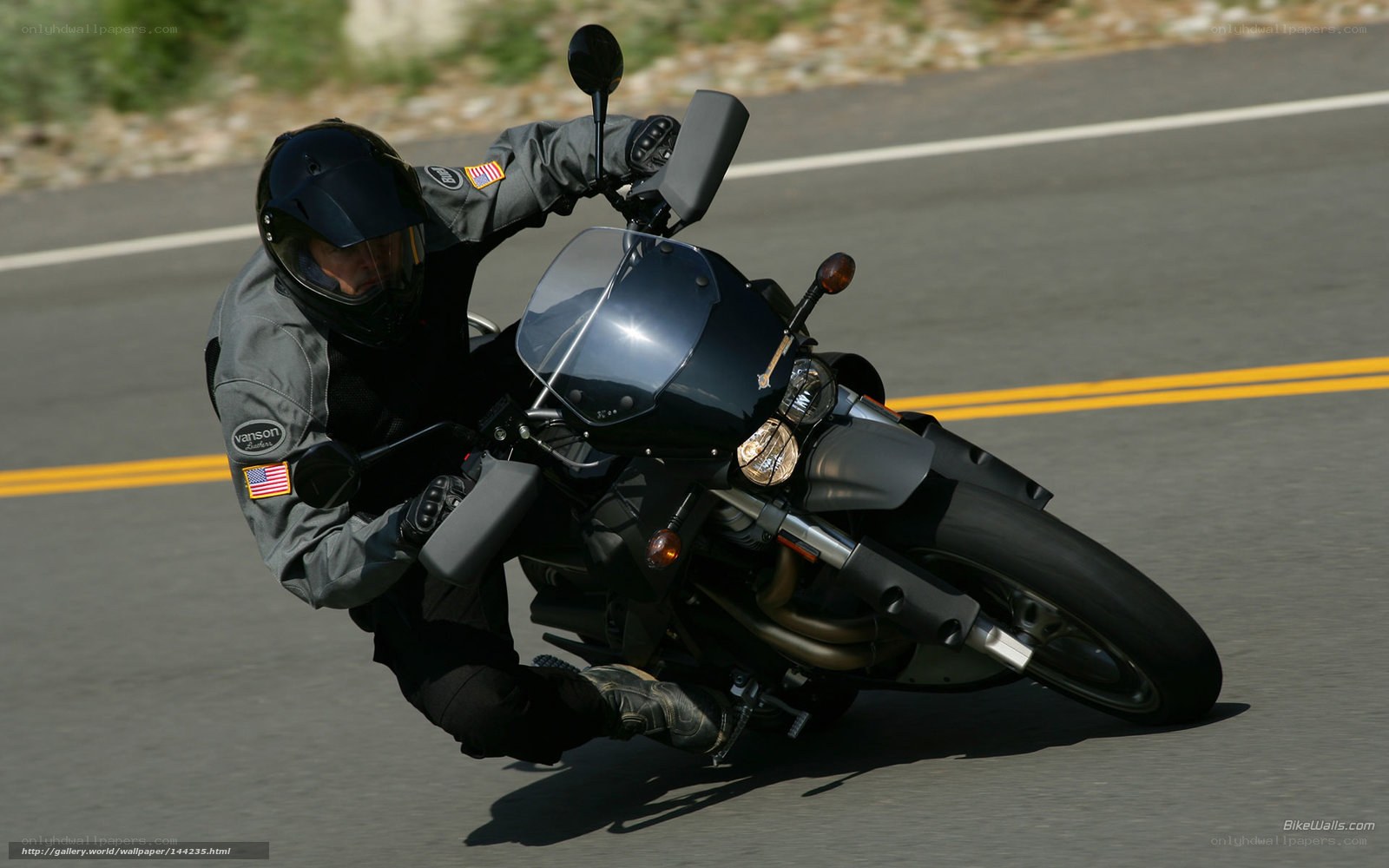 Motorcyclist leaning in a turn