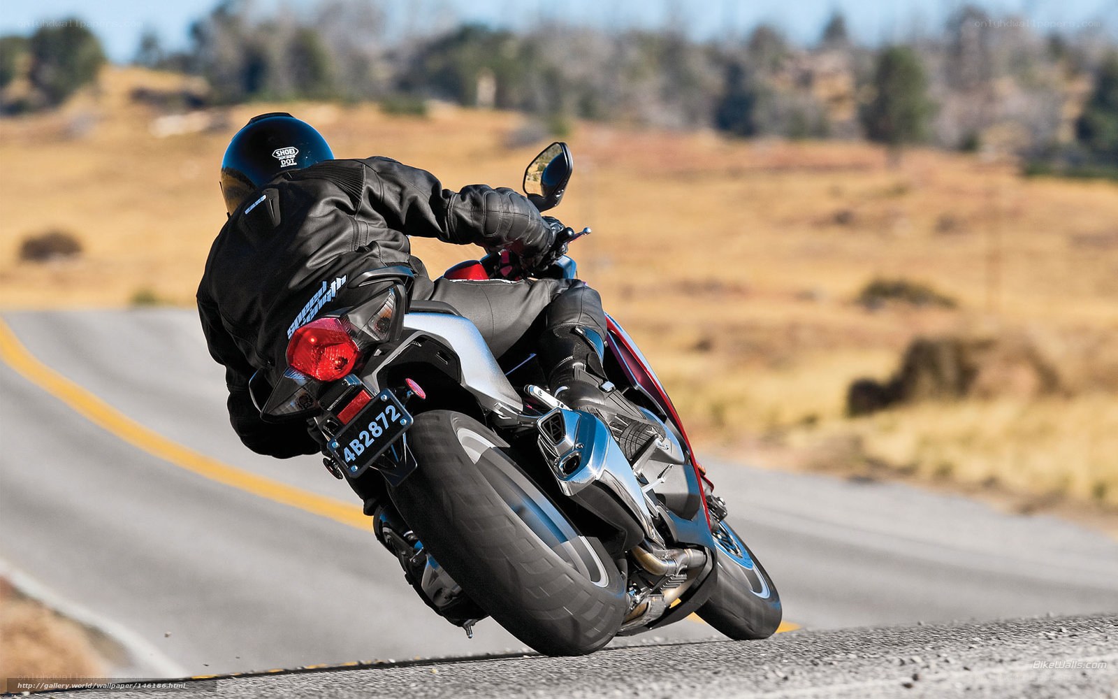 Motorcyclist leaning in a turn