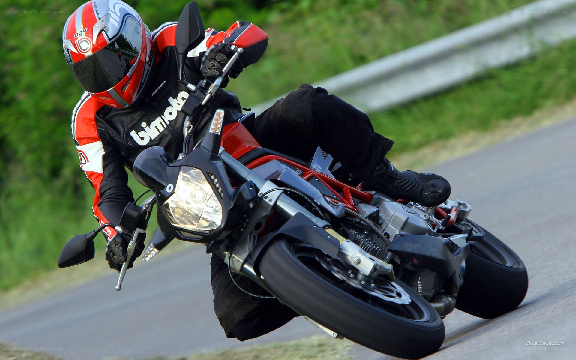 Motorcyclist leaning in a turn