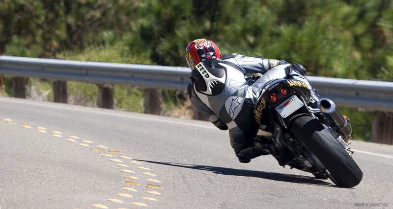 Motorcyclist leaning in a turn