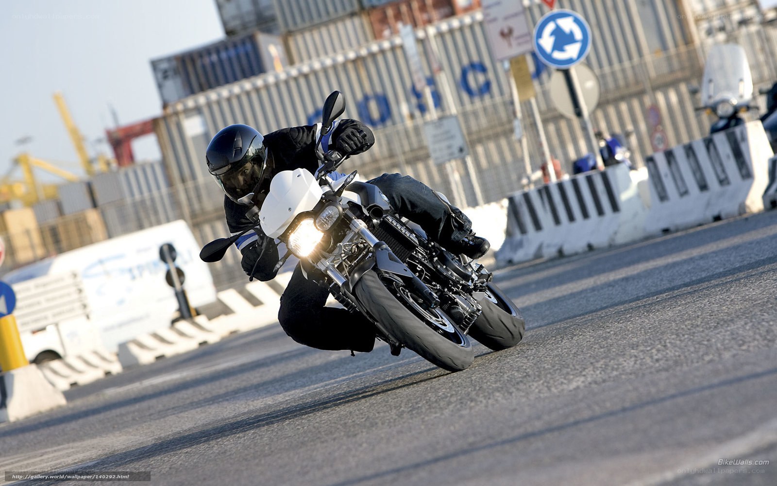 Motorcyclist leaning in a turn