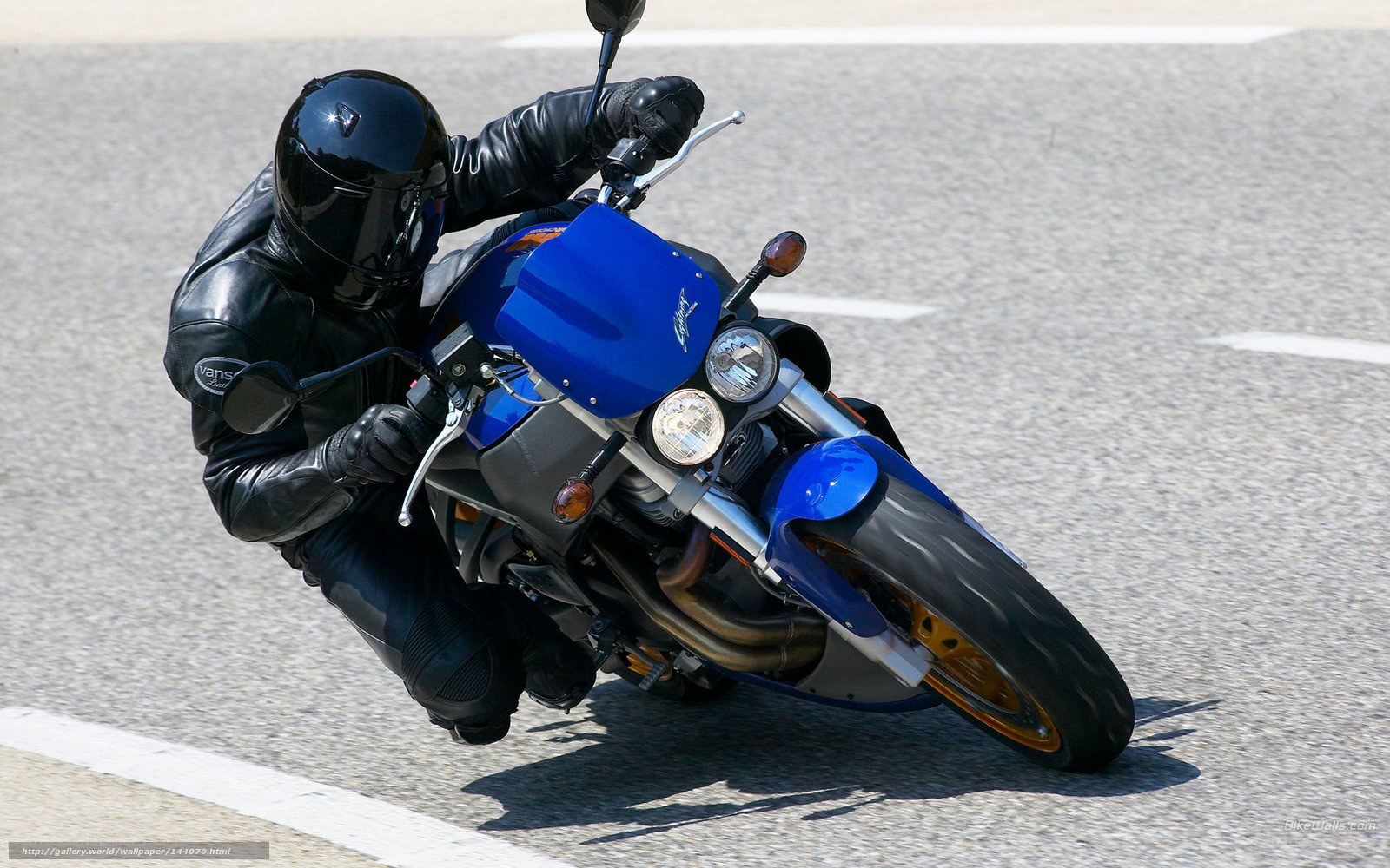 Motorcyclist leaning in a turn