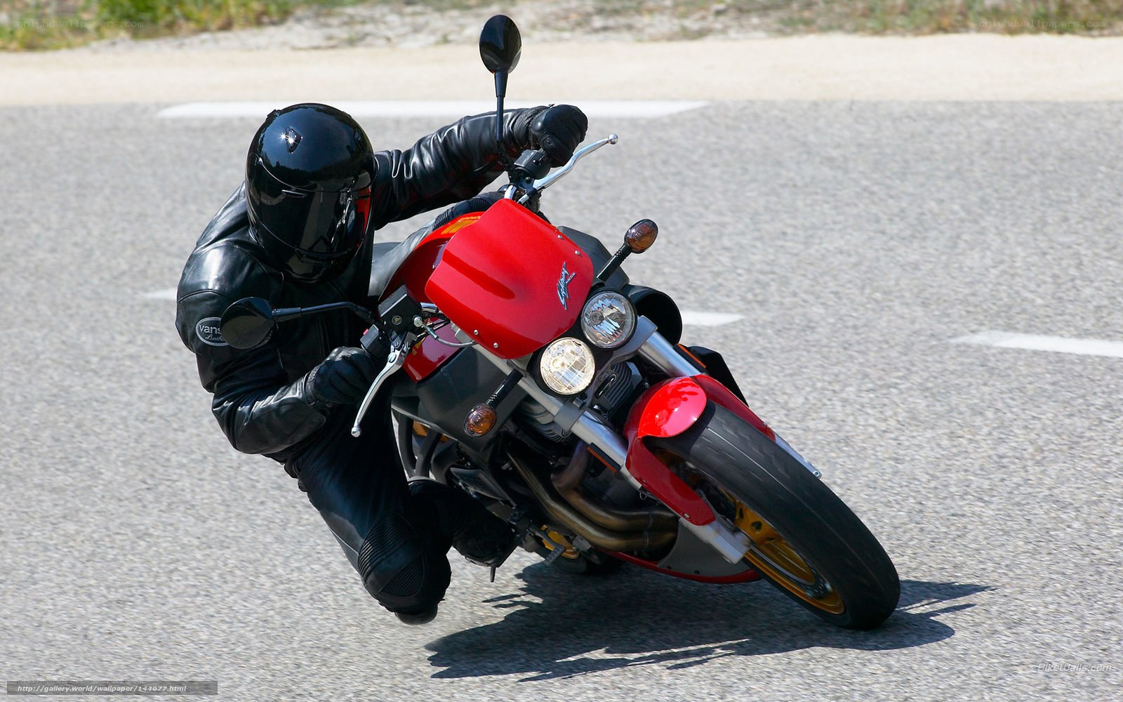 Motorcyclist leaning in a turn