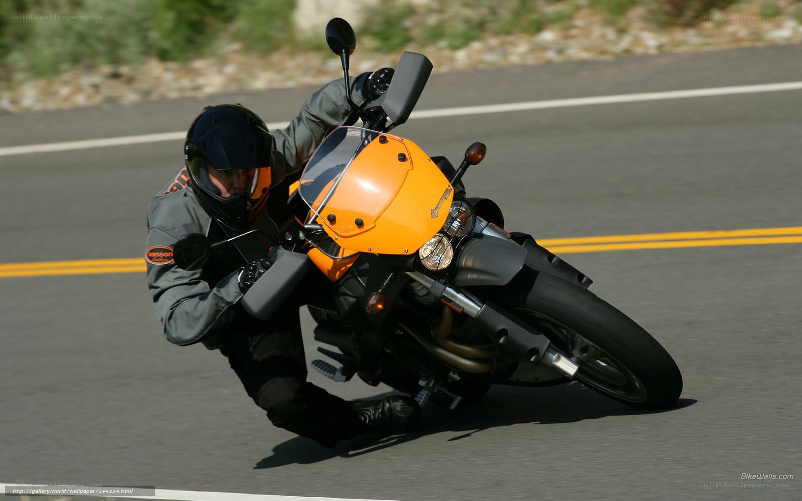 Motorcyclist leaning in a turn
