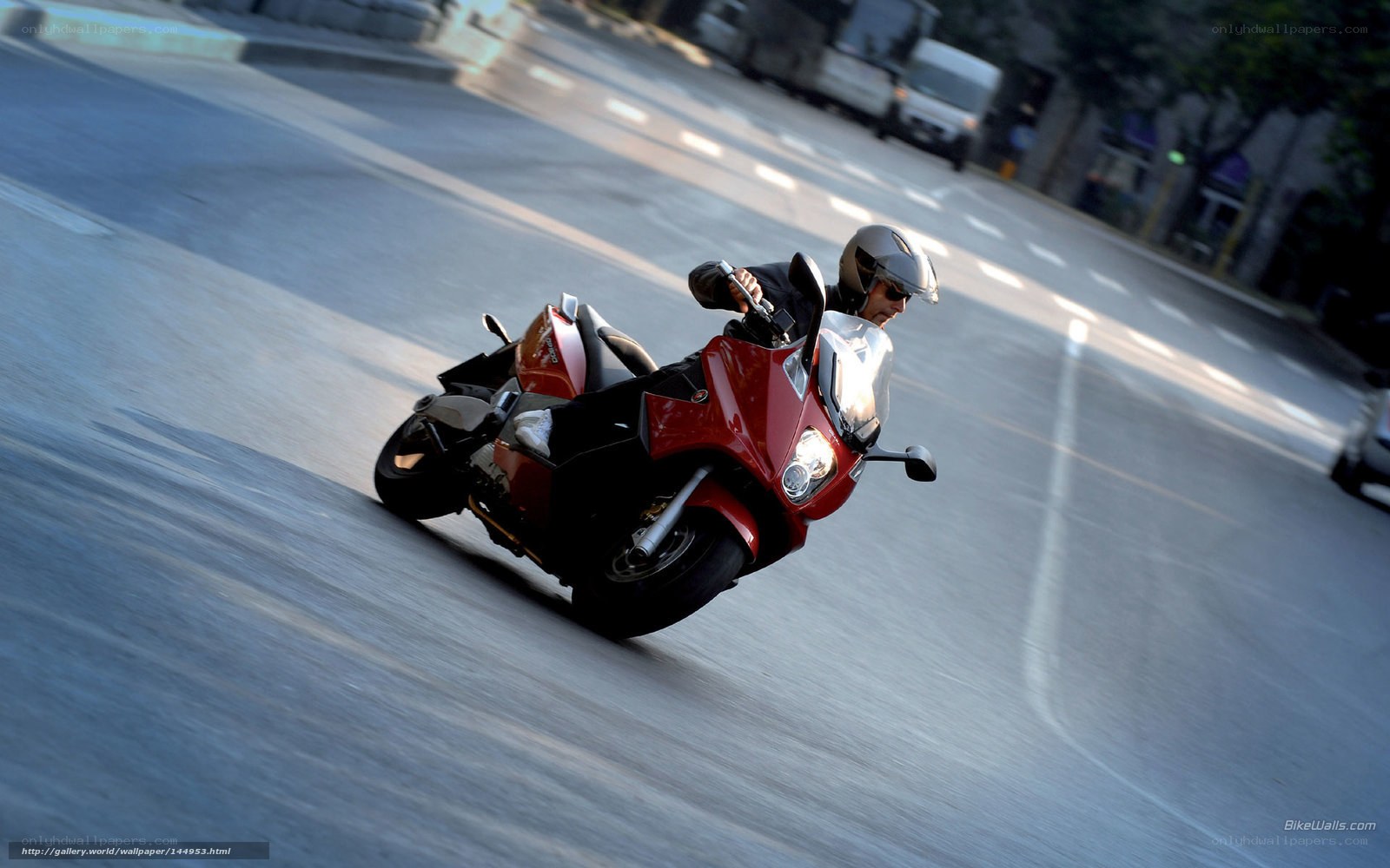 motorcyclist leaning in turn