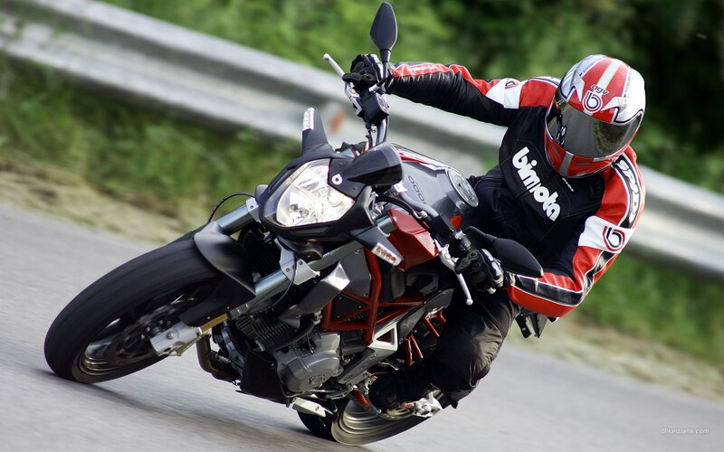 motorcyclist leaning in turn