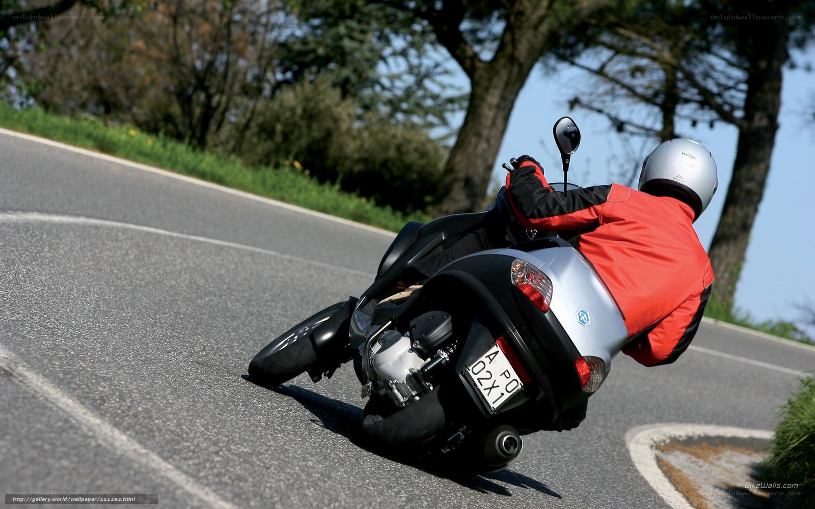 motorcyclist leaning on curve