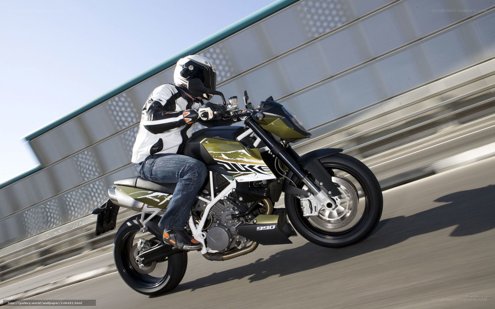 motorcyclist riding ktm duke