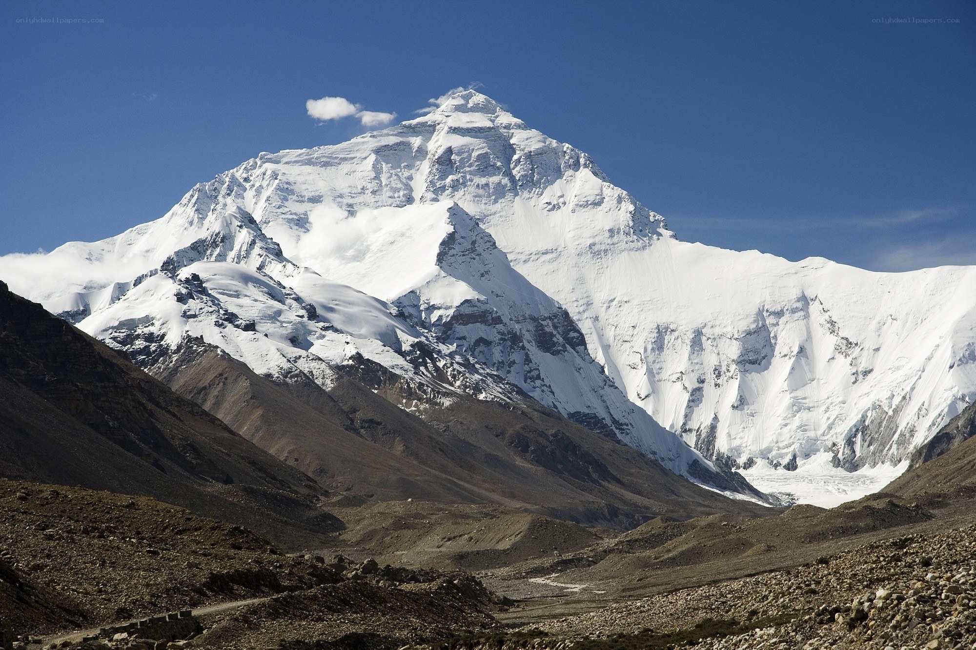 Mount Everest in clear weather