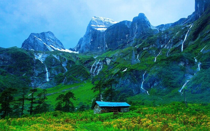 Mountain Cabin in Valley — Green, Serene