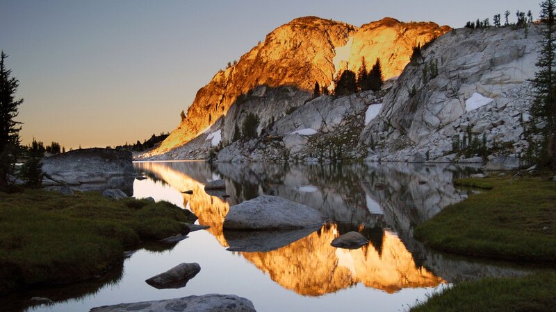 Mountain Lake at Sunset — Gold, Serene