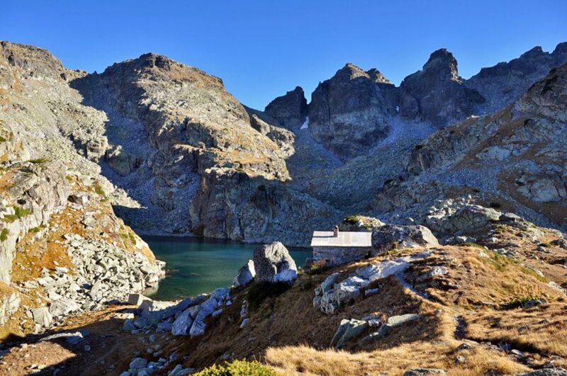 Mountain Lake Hut