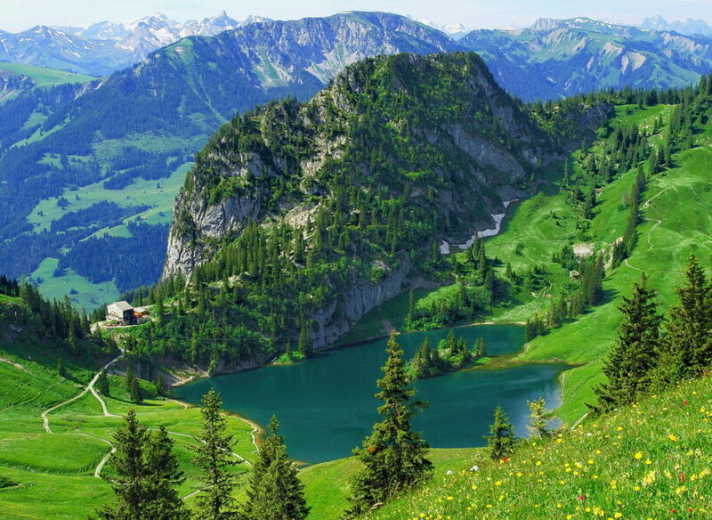 Mountain Lake in Alpine Valley — Green, Serene