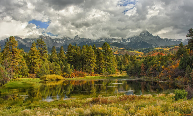 Mountain Lake in Autumn — Green, Dramatic