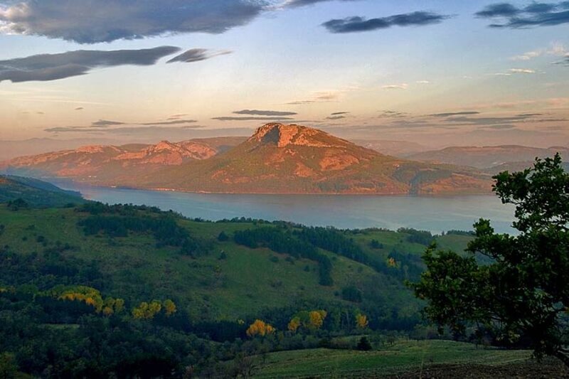 Mountain Lake Landscape — Green, Serene