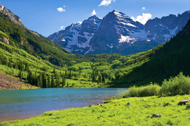 Mountain Lake Valley — Green, Serene, Summer